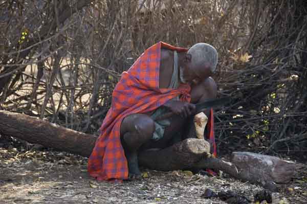 14 - Kenia - poblado Masai, anciano trabajando